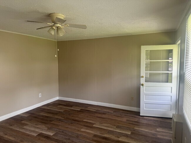 Building Photo - RARE CARSON LANE DUPLEX AVAILABLE