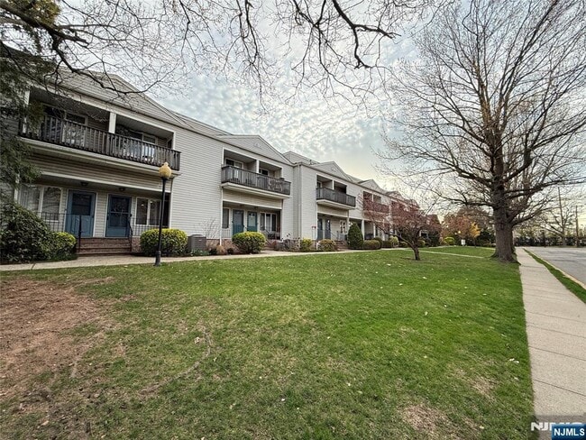 Building Photo - 42 Willow Wood Ct