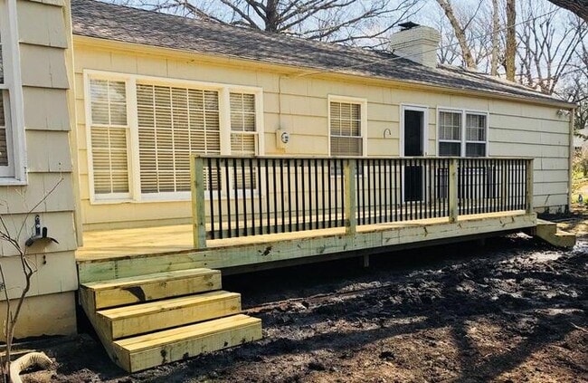 Building Photo - Charming 2 bedrooms and 1 bath home located on Sagamore Rd in Leawood, KS