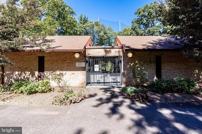 Building Photo - 2186 Golf Course Dr