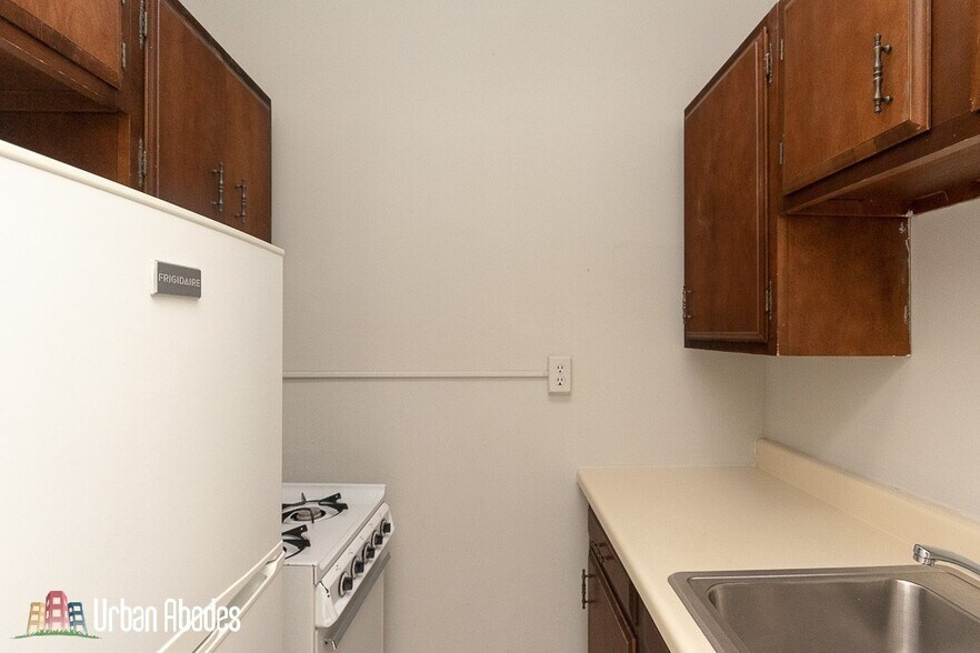 Building Photo - 533 W Roscoe St