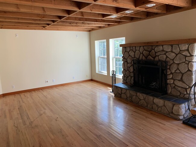 Building Photo - Three Bed Custom Home Arcata