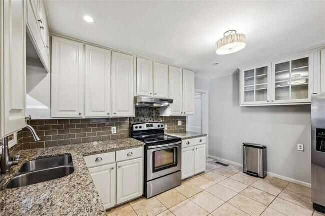 Building Photo - 2050 Mercer Ave