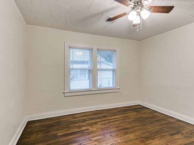 Building Photo - 3 Bedroom 1 Bath home in Shawnee!