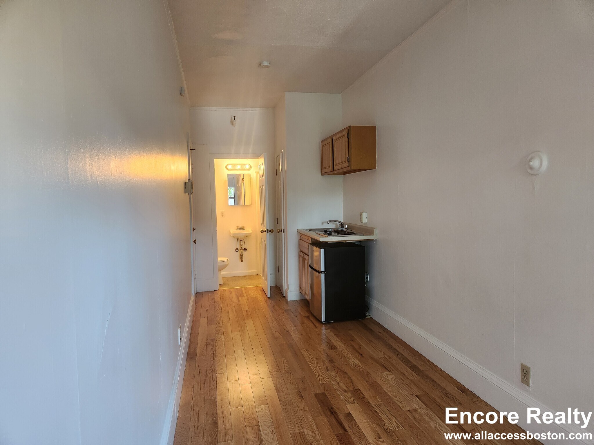 Building Photo - 1061 Beacon St