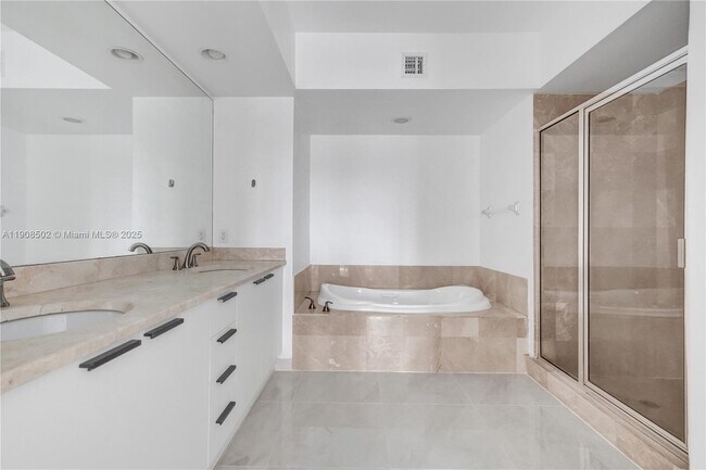 Building Photo - 14951 Royal Oaks Ln