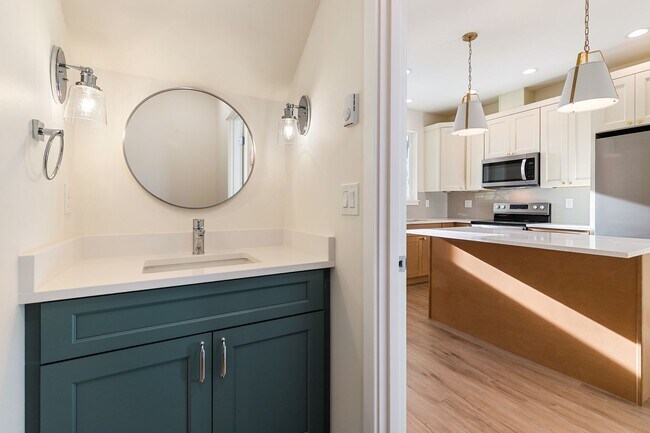 Building Photo - Halleck Townhomes Triplex