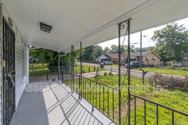 Building Photo - 2647 Selma Ave