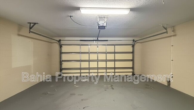 Building Photo - 8215 Saragoza Ct