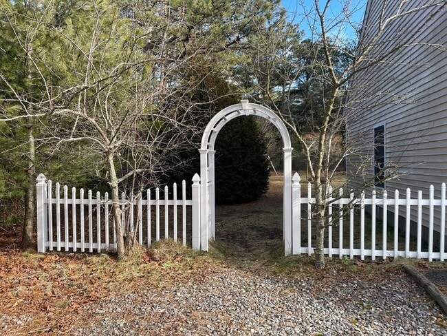 Building Photo - 285 Charge Pond Rd