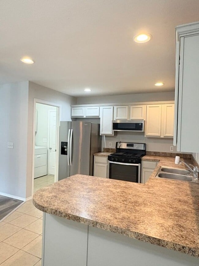 Building Photo - Ozark~ 4 bedroom walkout basement duplex for rent!