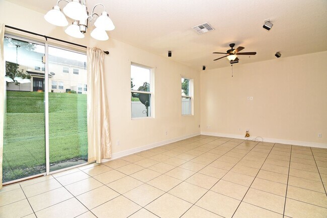 Building Photo - Lovely Town Home Available