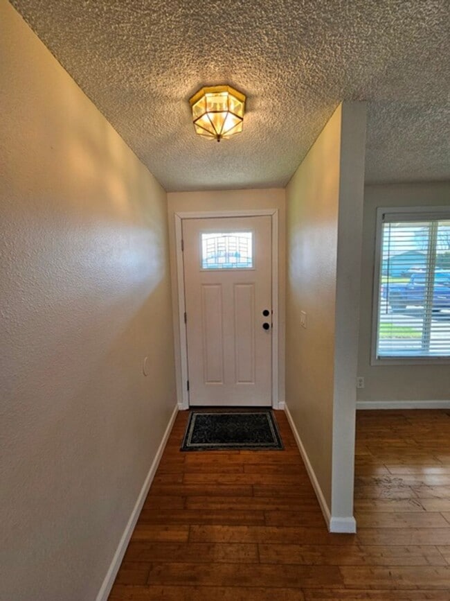 Building Photo - 3Bd/2Ba Single Story Home-Available to View!