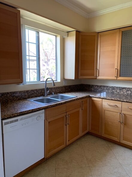 Building Photo - 335 N Oakhurst Dr