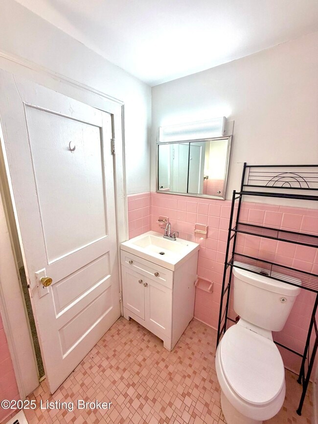 Building Photo - 3317 Dumesnil St