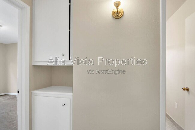 Building Photo - 425 Bonair St