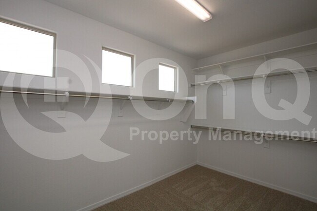 Building Photo - 8717 W Vista Ave
