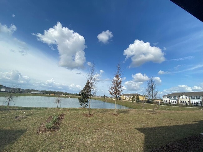 Building Photo - Welcome To Your NEWER Dream Home in the He...