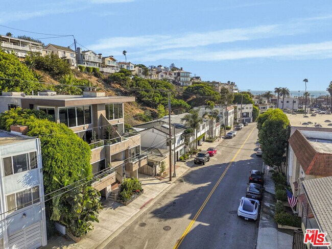 Building Photo - 364 Pershing Dr