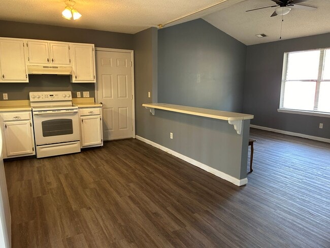 Building Photo - 3 bedroom, 2 bath home, with 2 car garage--For Rent. Near Camp Lejeune.