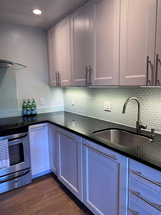 Building Photo - Fully-furnished Sleek 2-bedroom, 2-bathroo...