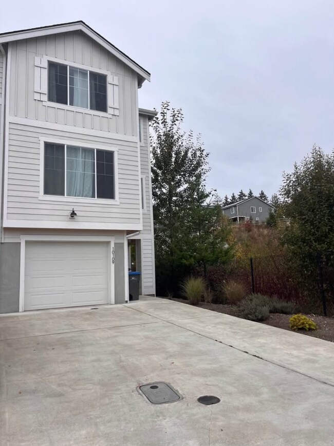 Building Photo - Fully Furnished Short-Term Rental | All Utilities Included |