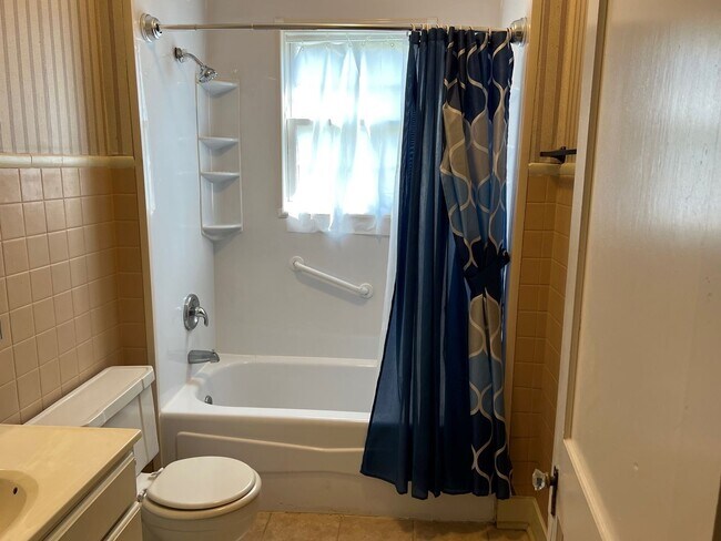 Building Photo - Home with 2 Bedrooms, 2 Baths with Bonus/C...