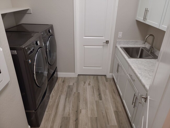 Building Photo - Pristine Luxury Rental: Stunning 4-Bed, 2....