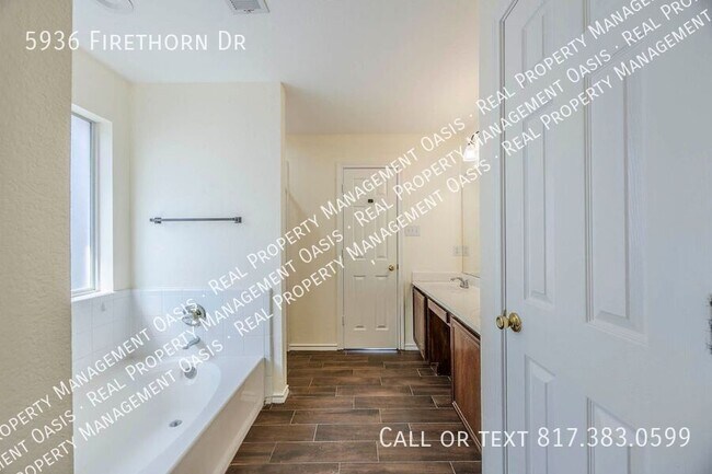 Building Photo - 5936 Firethorn Dr