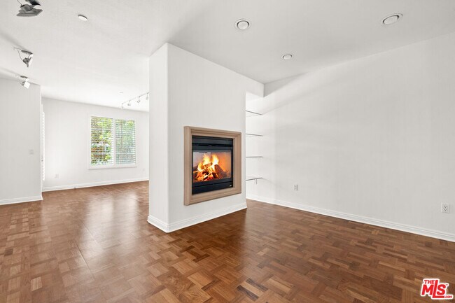 Building Photo - 5831 Seawalk Dr