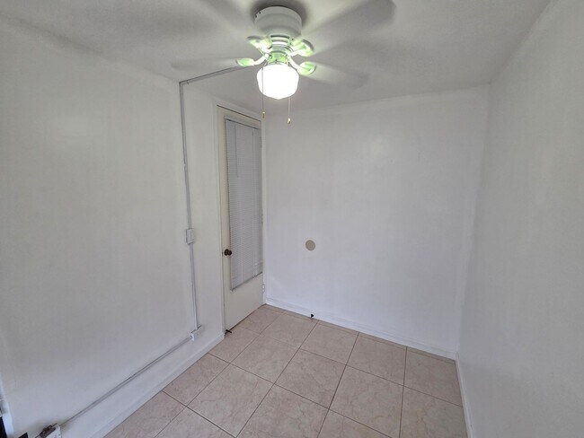 Building Photo - Wilder At Piikoi Spacious 1 Bedroom, 1 Bath & 1 Parking Stall.