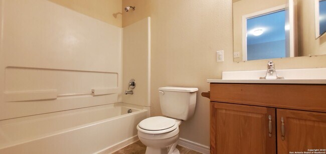 Building Photo - Newly Renovated Town-home