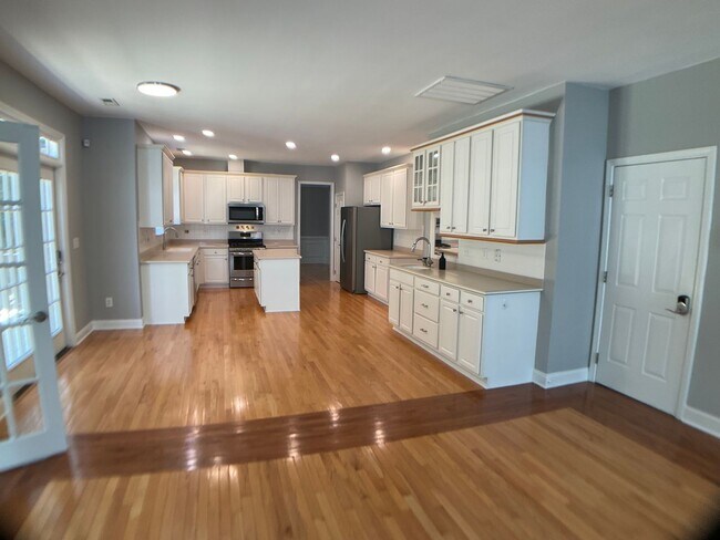 Building Photo - Absolutely Stunning Rare Rental in Hope Va...