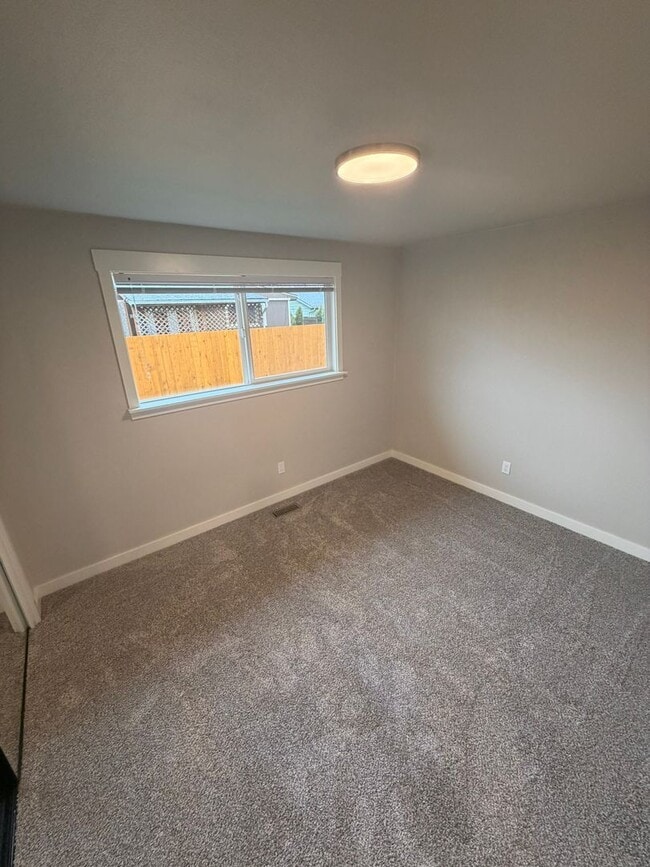 Building Photo - Newly Remodeled Large 2 Bedroom!