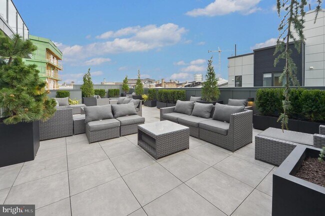 Building Photo - 236 W Thompson St