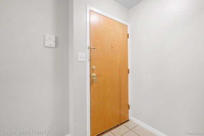 Building Photo - 8657 Kennedy Cir N