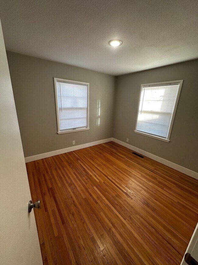 Building Photo - Recently Remodeled 3 Bed 2 Bath with Additional Finished Room