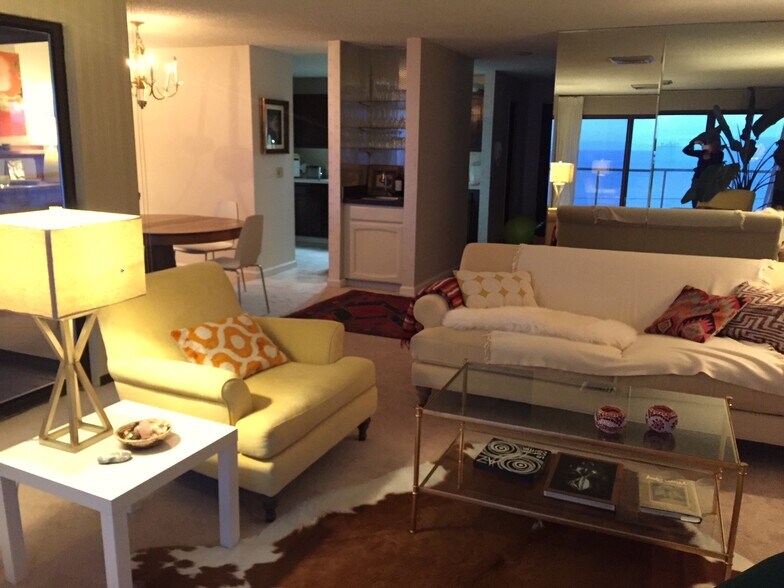 living room - 2108 Alki Ave SW