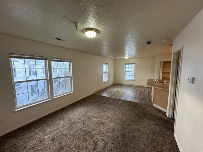 Building Photo - 112 Davis Ave