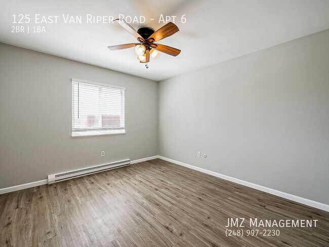 Building Photo - 125 E Van Riper Rd