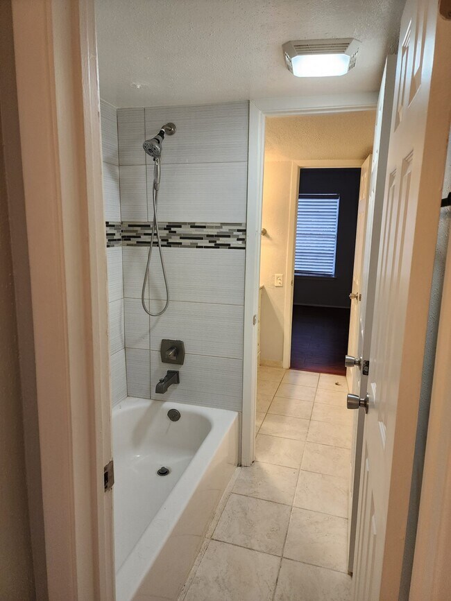 Building Photo - 11710 Southlake Dr