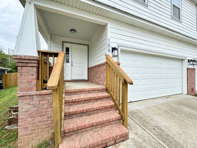 Building Photo - New 2 bedroom duplex, 2 car garage, quiet neighborhood, all appliances