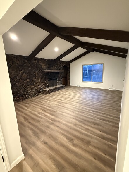 Living room & Wet Bar - 1522 E Camino Alto St