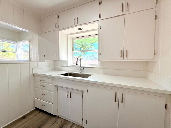 Building Photo - 6200-6202 Muscatel