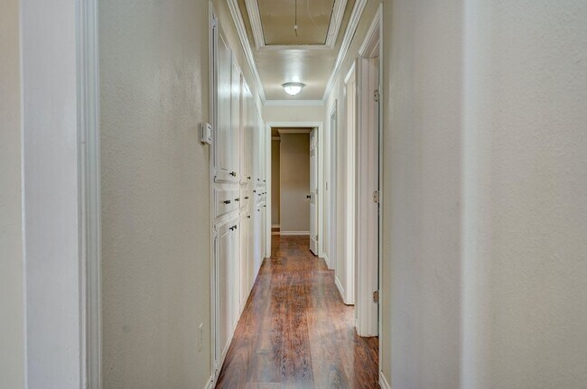 Building Photo - 4 bed 3 bath home!