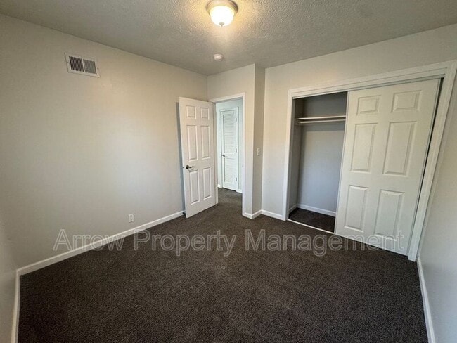 Building Photo - 526 S 25th St