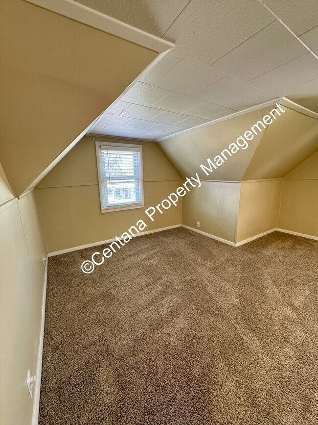 Building Photo - $500 off first months rent on 3 bed 2 bath...