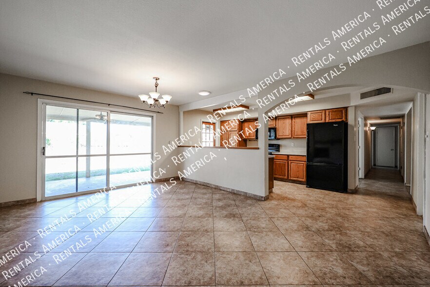 Building Photo - 2421 S Terrace Rd
