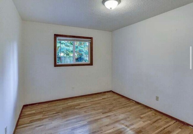 Building Photo - Adorable Woodstock 3 bedroom available for...