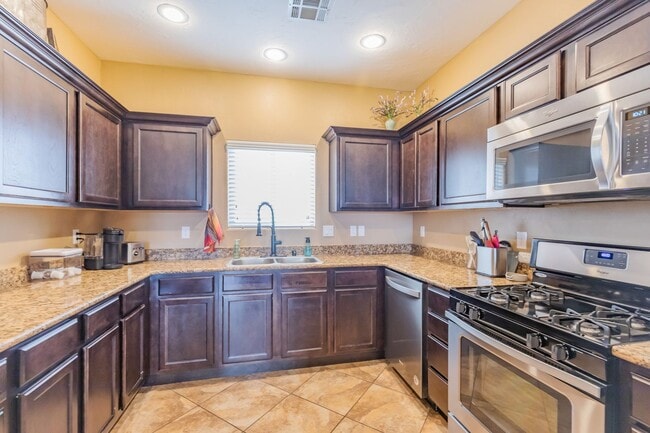 Building Photo - Beautiful 3 Bed 2 Bath Home